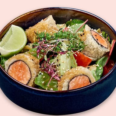 Салат з хрумким лососем, томатами та роменом