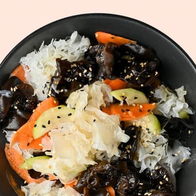 Салат з деревними грибами і овочами